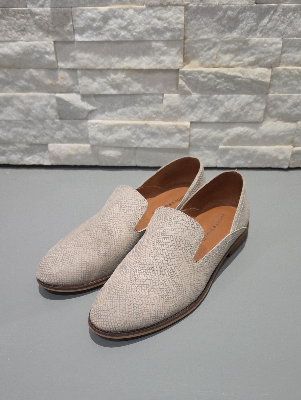 Lucky Brand Women's Beige Textured Slip-On Loafers